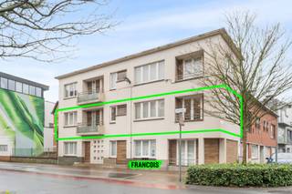 Nabij het bruisende centrum van Oostende, op slechts enkele minuten wandelen van het Maria Hendrikapark, het strand en tal van winkels en voorzieningen, vind je dit charmante en volledig instapklare appartement. Een uitstekende keuze voor wie permanent aan zee wil wonen, maar net zo interessant als tweede verblijf of rendabele investering aan de kust.<br /><br />Hier geniet je van maximale vrijheid: geen syndicus en geen bijkomende gemeenschappelijke kosten. Je beschikt over je eigen stek in het hart van de stad, zonder extra verplichtingen.<br /><br />Het appartement bevindt zich op de eerste verdieping en omvat een aangename, lichtrijke leefruimte met ingerichte keuken, twee volwaardige slaapkamers, een terras, een badkamer, een aparte toiletruimte en een praktische berging. Dankzij de gunstige hoekligging baadt elke ruimte in natuurlijk licht, wat zorgt voor een open, frisse en aangename woonbeleving.<br /><br />Extra troeven zijn de gemeenschappelijke fietsenberging in het gebouw en een privatieve kelderberging voor bijkomende opslagruimte.<br /><br />Ben je op zoek naar een zorgeloze woonst op topligging in Oostende? Contacteer ons vandaag nog en ontdek zelf de charme van dit appartement tijdens een bezoek.