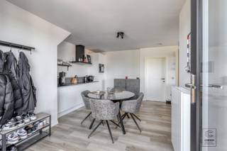 BEZOEKMOMENT maandag 18 augustus --> Inschrijving verplicht!Dit instapklare, recent gerenoveerde dakappartement (2022) van 55 m² bevindt zich in...