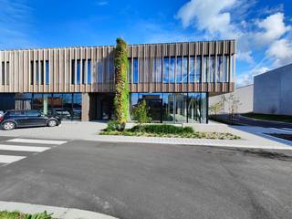 Magnifiek gelegen nieuwbouw handelsruimte van 261 m² te huur, fantastisch gelegen langs de Stationsstraat in Oudenburg en bereikbaar via de E40...