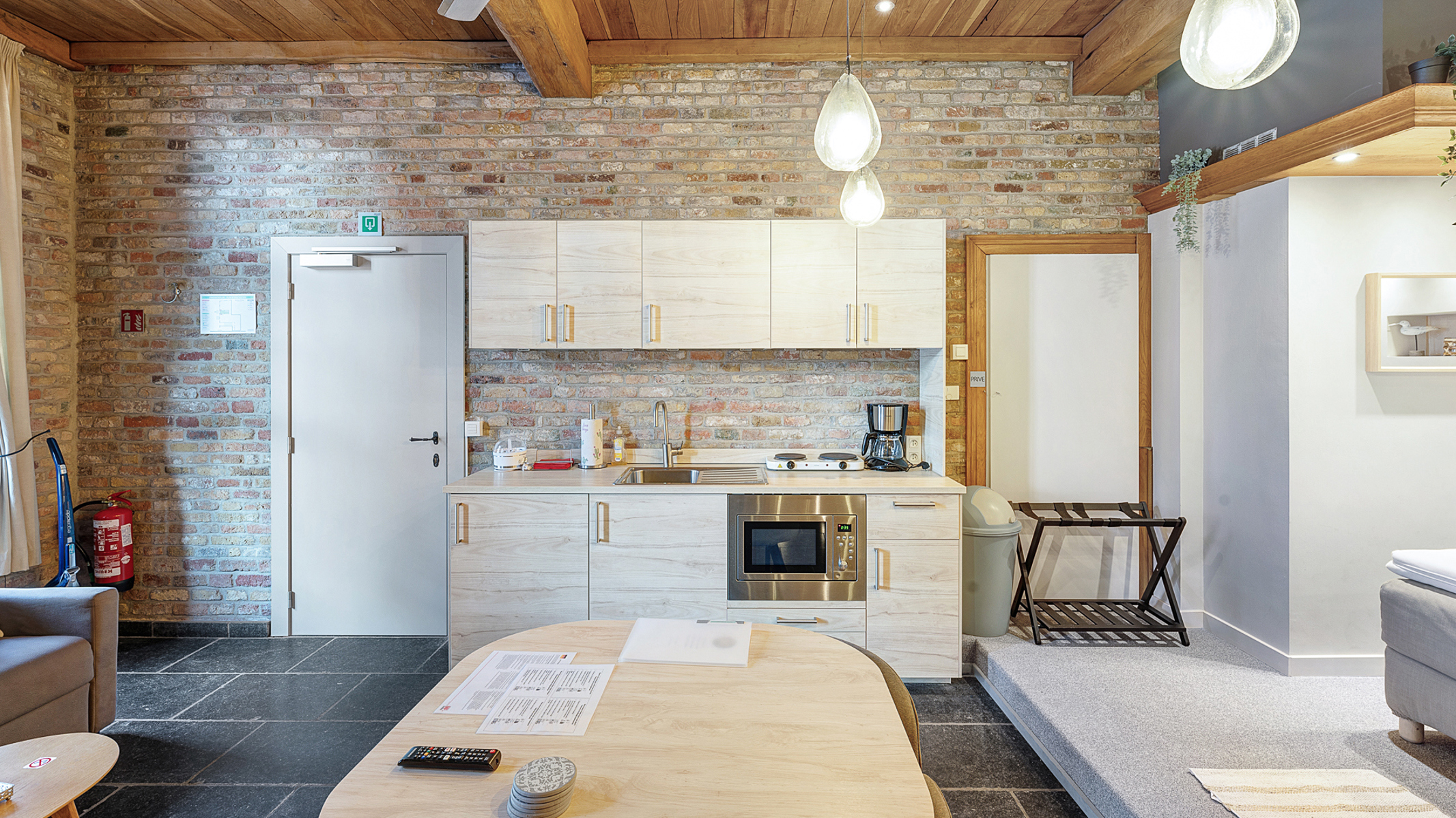 Iconisch pand van 335m² op de Markt van Damme - foto 4