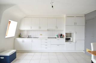 Dit appartement is ideaal voor wie een vlotte bereikbaarheid belangrijk is. Gelegen pal aan het station van Bissegem, geniet je van een...
