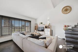Wonen aan het water, met natuur als achtertuin!<br /><br />Op zoek naar een instapklare woning met een uitzonderlijke ligging? Deze charmante eigendom bevindt zich langs het kanaal Plassendale-Nieuwpoort en geniet van een prachtig zicht over het water én het achterliggende natuurgebied De Zwaanhoek. Een plek waar rust, ruimte en het buitenleven centraal staan.<br /><br />Op het gelijkvloers beschikt de woning over een ruime dubbele garage met twee automatische poorten, een apart toilet en een aangename leefruimte met open keuken. Dankzij de grote raampartijen geniet je vanuit de living volop van het zicht op het kanaal. Aansluitend is er een zonnig terras, voorzien van kastanjehekken en een poortje met rechtstreekse toegang tot het jaagpad.<br /><br />De eerste verdieping omvat drie slaapkamers, waarvan één met een eigen zongericht terras en een fenomenaal uitzicht over het water en de omliggende natuur. De badkamer is uitgerust met een ligbad, aparte douche, lavabo in meubel en toilet.<br /><br />Via een vaste trap bereik je de tweede verdieping, waar een ruime polyvalente kamer zich perfect leent als tweede zithoek, hobbyruimte, bureauruimte of extra slaapkamer. De woning werd gerenoveerd in 2015 en is doorheen de jaren goed onderhouden, waardoor je hier zonder grote werken je intrek kunt nemen.<br /><br />Een unieke combinatie van waterzicht, natuur, ruimte en wooncomfort. Een eigendom met een bijzonder vakantiegevoel, maar dan gewoon elke dag thuis.<br /><br />Interesse? Contacteer ons en plan uw bezoek in!
