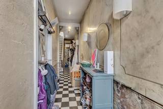 <p><strong>Pour plus d’informations ou une visite, appelez le 054 69 39 36</strong> – Idéalement située à Tubize, cette maison chaleureuse à parachever est implantée sur un terrain de 310 m². Commerces, écoles et transports en commun se trouvent à seulement quelques minutes. La maison a été en grande partie rénovée en 2024 et offre une base solide avec de nombreuses possibilités.</p><p><strong>Disposition :</strong><br />Le rez-de-chaussée comprend un hall d’entrée, un WC séparé, un spacieux séjour, une cuisine, une buanderie et un espace de rangement pratique.<br />Au premier étage se trouvent un hall de nuit, deux chambres et une salle de bain.<br />Le deuxième étage se compose d’un hall de nuit, d’une troisième chambre et d’un vaste espace polyvalent avec mezzanine, idéal pour aménager une quatrième chambre, un bureau ou une salle de loisirs.</p><p>La maison dispose également d’une cave spacieuse et sèche, offrant des possibilités de stockage supplémentaires.</p><p>À l’extérieur, vous profitez d’une agréable terrasse ensoleillée avec vue sur le jardin et la verdure environnante. Sur le côté de la maison, un passage donne accès au garage.</p><p><strong>Atouts :</strong><br />Chauffage central au gaz – Châssis en PVC avec double vitrage – Bon score PEB – Situation calme et agréable<br />(Registre des mesures en demande)</p>