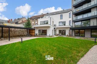 <p><span>BEN-nieuwbouw 2 slaapkamer appartement in hartje Aalst</span></p><p><span> </span></p><p><span>Den Botanikken Hof is een  renovatie en nieuwbouw mix in het centrum van Aalst aan het recent vernieuwde Bauwensplein, op amper 3 minuten van het station en op nog geen 5 minuten van de mooiste winkelstraat.</span></p><p><span>  </span></p><p><span>Dit app. C 1.2. Is gelegen op de 1ste verdieping en heeft zicht op de binnentuin. Praktische inkomhal met afzonderlijk toilet, 2 slaapkamers, badkamer,  lichtrijke leefruimte uitgevend op het terras (11m²), volledig ingerichte keuken en aansluitend een berging. Het terras geeft uit op de binnentuin.</span></p><p><span> </span></p><p><span> </span></p><p><span>Extra troeven:</span></p><ul><li><span>U geniet van 50% korting op de onroerende voorheffing gedurende 5 jaar lang</span></li><li><span>Lage energiefacturen dankzij Bijna Energie Neutraal appartement </span></li><li><span>2 zonnepanelen </span></li><li><span>Kelderberging </span></li><li><span>Overdekte fietsenstalling</span></li></ul><p><span> </span></p><p><span> </span></p><p><span> </span></p><p><span>Verplichte aankoop van een ondergrondse autostaanplaats: (P16) € 25.500 <br /><br /></span></p><p><span>Voor meer informatie of een bezoek, contacteer Tiebe 0468 26 61 85 of Ann 0477 41 46 16.</span></p><p><span> </span></p><p><span> </span></p><p><span>Aankoop onder registratierechten.</span></p><p><span>Voor meer informatie of een bezoek, contacteer Kimmy 0470 46 06 51 of Ann 0477 41 46 16.</span></p>