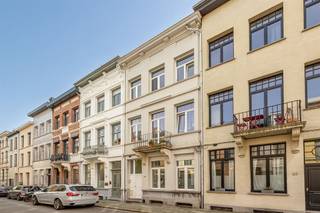 <p><span> </span></p><p><span>Veel centraler dan dit wordt het niet: op de grens van Antwerpen en het bruisende Oud-Berchem woon je hier op wandelafstand van station Antwerpen-Berchem, het hippe PAKT en het gezellige Frans Van Hombeeckplein, met ook de Draakplaats en Dageraadplaats vlakbij. Dit gelijkvloers appartement straalt authentieke charme uit, beschikt over een leuke stadskoer en biedt een flexibele indeling die je volledig naar eigen smaak kan afwerken en inrichten.</span></p><p><span> </span></p><p><span>Authentiek &amp; flexibel ingedeeld</span></p><p><span>Je komt binnen in de inkomhal op tegelvloer, met plaats voor jassen en schoenen. Van hieruit stap je meteen de keuken binnen, praktisch ingericht met dubbele spoelbak, gasvuur, dampkap en voldoende kastruimte.  Aansluitend vind je de badkamer, die netjes werd vernieuwd met een moderne douchecabine, lavabomeubel, spiegelkast en toilet. Achteraan bevindt zich de veranda, een polyvalente ruimte met zicht op de stadskoer — een aangename plek om te genieten van een koffietje in de zon.</span></p><p><span>De huidige indeling voorziet rechts van de keuken een zithoek, slaapkamer en bureau. Deze indeling kan je eenvoudig optimaliseren: maak van de bureauruimte aan de straatzijde een volwaardige slaapkamer en richt de huidige slaapkamer in als leefruimte. </span></p><p><span> </span></p><p><span>Stadstuin &amp; extra ruimte</span></p><p><span>De gezellige stadstuin op klinkers vormt een leuke buitenplek met ruimte voor planten en een tafeltje. Ideaal om te ontspannen na een drukke dag in de stad. De veranda fungeert als extra tussenruimte en brengt binnen en buiten mooi samen.</span></p><p><span> </span></p><p><span>Leven op de grens van Oud-Berchem en Antwerpen</span></p><p><span>Wonen in Oud-Berchem betekent genieten van een levendige, maar aangename buurt. Je hebt hier alles binnen handbereik: winkels in de Statiestraat, gezellige horeca in het PAKT, scholen, openbaar vervoer en velo-stations. Bovendien ben je dankzij de nabijheid van de Singel en de Ring snel in en uit de stad. Een ideale uitvalsbasis voor wie centraal én comfortabel wil wonen.</span></p><p><span> </span></p><p><span> </span></p>