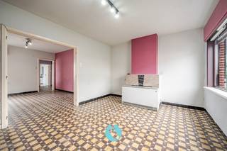 Bent u op zoek naar een renovatieproject met potentieel? Dan is dit uw kans! <br />Vlakbij het centrum van Ertvelde bieden wij deze te renoveren woning aan op een perceel van 283 m². <br />Deze is gelegen in een rustige straat op wandelafstand van het centrum met wekelijkse markt, winkels en openbaar vervoer - vlotte aansluiting tot de R4. <br /><br />De indeling van deze woning is op heden als volgt: leefruimte, berging, keuken, hal, badkamer. <br />Op de verdieping vinden we twee slaapkamers terug.<br /><br />Dit pand is onderworpen aan de renovatieverplichting van de Vlaamse overheid voor residentiële gebouwen (behoudens bij sloop binnen 5 jaar na de aankoop). Consulteer voor meer informatie de website van het Vlaams Energie- en Klimaatagentschap via https://www.vlaanderen.be/een-huis-of-appartement-kopen/renovatieverplichting-voor-residentiele-gebouwen<br /><br />Fijn renovatieproject om een ideale opbrengsteigendom te creëren. <br />De woningen gelegen te Molenstraat 81 en 83 - Ertvelde wonen eveneens te koop aangeboden. <br /><br />Wilt u deze eigendom en zijn troeven zelf ontdekken, neem dan zeker contact op voor het plannen van een bezoek ter plaatse.<br /><u><strong>Interesse?</strong></u> Contacteer Steffi telefonisch op 0498/50.50.94 of per mail steffi@vastgoeddevos.be 