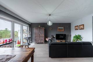 Découvrez cet appartement de 2 chambres prêt à emménager situé au 6ème étage, qui offre une vue imprenable sur la forêt et la ville de Genk...