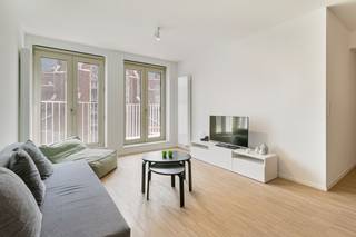 Dit moderne appartement is gelegen op de vierde verdieping van residentie Rijnpoort. Het appartement beschikt over twee slaapkamers, een prachtige open keuken, een berging, een terras, een autostaanplaats, een fietenberging én een toplocatie!<br /><br />Met zijn 82 m² biedt dit appartement meer dan genoeg ruimte om je een aangenaam wooncomfort te bieden. De keuken is voorzien van alle hedendaagse apparatuur van Siemens. De was- en droogmachine kunnen in de aparte berging worden geplaatst. Het zonovergoten terras (8 m²) is ideaal voor ontspannen momenten en gezellige diners in de buitenlucht. De gemeenschappelijke binnenkoer biedt een oase van groen en rust midden in de stad, terwijl de gemeenschappelijke fietsenberging en ondergrondse autostaanplaats (met laadvoorziening!) zorgen voor ultiem gemak. <br /><br />Beschikbaar vanaf 1/08/2026.<br /><br />€100 gemeenschappelijke kosten incl. privatief verbruik verwarming via tussenmeter.<br /><br />Interesse? info@neonvastgoed.be of 03/336.88.88