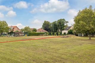 Op een kindvriendelijke locatie aan de Huzenblek in Weelde, bieden wij een prachtig gelegen bouwperceel aan van maar liefst 1.762 eigen grond. Uniek aan deze bouwkavel op deze locatie is dat er een vrijstaande woning op gebouwd mag worden.<br />
<p>BIJZONDERHEDEN</p>
<ul>
<li>Perceelbreedte straatkant: ca. 20 meter;</li>
<li>Perceeldiepte: ca. 41 meter;</li>
<li>Oriëntatie: Noord-Westen;</li>
<li>Geen bouwverplichting;</li>
<li>Gelegen in een rustige straat;</li>
<li>Gedeeltelijk voorzien van omheining;</li>
<li>Gelegen nabij het centrum van Weelde en Baarle-Nassau/Hertog.</li>
</ul>
<p></p>
<p>BOUWVOORSCHRIFTEN</p>
<ul>
<li>Bouwdiepte: max. 17 meter;</li>
<li>Bouwbreedte: max. 11 meter;</li>
<li>Bouwlagen: 2;</li>
<li>Zijgevels: minimaal 3 meter van zijdelingse perceelgrenzen;</li>
<li>Bouwlijn: minimaal 6 meter vanaf rooilijn;</li>
<li>Dak: Zadeldak(Helling tussen 25 en 60 graden), kroonlijsthoogte max. 6 meter, nokhoogte max. 11,5 meter;</li>
<li>Zwembad toegestaan;</li>
<li>Pool house/bijgebouw (plat of zadeldak): maximaal 10% van totale oppervlakte;</li>
<li>Carport toegestaan.</li>
</ul>