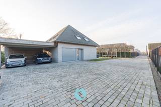 Deze recente, volledig instapklare villa combineert hedendaags comfort met een uitzonderlijke ligging in het hart van Zomergem.Het dorpscentrum ligt...