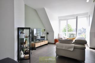 Contacteer Céline voor een afspraak, gsm 0472 35 92 86.<br />Dit lichtrijk appartement met zuid gericht balkon bestaat uit een inkomhal, toilet, leefruimte met open geïnstalleerde keuken, nachthall, badkamer en 2 slaapkamers. Balkon met mooi uitzicht!<br />Kelderberging inbegrepen.<br />Mogelijkheid tot bijhuren parkeerplaats: 30 euro/maand.<br />Gemeenschappelijke kosten: 35,2euro/maand.<br />Vrij vanaf 1 juli 2026. Interesse? Contacteer Immo Roman gsm 0472 35 92 86.