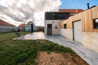 Op een aangename locatie in de Aalbroekstraat 99 te Gavere bevindt zich deze ruime halfopen bebouwing, gelegen op een perceel van 521 m² met een gunstige zuidelijke oriëntatie.<br /><br />Binnenin biedt de woning een verrassend ruime en praktische indeling. De royale woonkamer vormt het hart van de woning en sluit mooi aan op de halfopen, ingerichte keuken. Verder is er een grote berging, die voor de nodige praktische opberg- en werkruimte zorgt.<br /><br />De woning beschikt over maar liefst drie slaapkamers, waardoor ze uitstekend geschikt is voor een gezin. De kamer op de 2e verdieping maakt het mogelijk om er twee van te maken Eén van de slaapkamers biedt bovendien de mogelijkheid om een dressing te creëren. De ruime badkamer is compleet uitgerust met zowel een ligbad als een afzonderlijke douche.<br /><br />Ook de buitenruimte vormt een belangrijke troef. Dankzij de zuidelijke oriëntatie kan u volop genieten van de tuin en van zonnige dagen.<br /><br />Een bijzondere extra bevindt zich achteraan in de tuin: een volledig ingericht tiny house, voorzien van alle comfort. Deze aparte ruimte biedt tal van mogelijkheden en kan bijvoorbeeld gebruikt worden als gastenverblijf, thuiskantoor, hobbyruimte of praktijkruimte.<br /><br />De ligging in de Aalbroekstraat combineert een aangename woonomgeving met een vlotte bereikbaarheid. Het centrum van Gavere, met winkels, scholen, horeca en andere dagelijkse voorzieningen, bevindt zich op korte afstand. Ook de belangrijkste verbindingswegen zijn vlot bereikbaar, waardoor er een goede aansluiting is richting onder meer Gent en Oudenaarde.<br /><br />Dit is dan ook een ideale woning voor wie op zoek is naar ruimte, drie slaapkamers, een zonnige tuin én een waardevolle extra ruimte in de vorm van een volledig ingericht tiny house<br /><br />een bezoek kan op donderdag 10 september 2026 na inschrijving <br />www.flame-estate.be