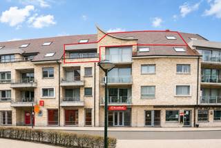KIJKDAG * ZATERDAG 4 JULI * 14u tot 15u30<br />Op de gezellige en vernieuwde Burg vinden we dit lichtrijk en royaal appartement hartje Torhout! <br />Dit prachtige duplex-appartement heeft een bewoonbare oppervlakte van maar liefst 177m² en bevindt zich in het centrum van Torhout op wandelafstand van alle accommodatie die Torhout u kan bieden. <br />Het appartement geniet van mooie en luchtige woonvolumes op de 3e en 4e verdieping van de stijlvolle Residentie "Burg", de terrassen aan voor- en achterzijde bieden u het jaar rond een aangename buitenruimte. <br />Indeling: via de inkomhal met ruimte voor vestiaire komen we in de grote leefruimte met toegang tot het zonnige terras waar je geniet van open zicht, ook op de achterzijde biedt het 2e terras een leuk schaduwplekje voor warme dagen, de open keuken is gerieflijk en kwalitatief ingericht, de keukenberging/wasplaats biedt u praktisch gemak, op de bovenverdieping situeert zich de nachthal die toegang geeft tot de 3 slaapkamers en de badkamer met douche, ligbad en 2e toilet, in de hall vinden we verder nog een tweede bergruimte. Er is ook een gastentoilet in de inkom.<br />Het appartement wordt aangeboden met een garage die optioneel kan aangekocht worden (verkoopprijs 25.000 euro).<br />Wie centraal wil wonen, houdt van luchtige woonvolumes en stijlvolle afwerking? Aarzel niet en bezoek met ons dit mooie duplex-appartement!