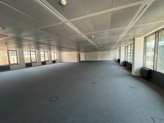 Uniek project, kantoren in de Europese wijk in Brussel. +/- 4000 m² aan ruimtes in een eigentijdse stijl. Zeer goede energieprestaties dankzij de toepassing van de nieuwste technologieën op dit gebied. Door de flexibiliteit van de ruimtes zijn ze voor iedereen bruikbaar. Open ruimte, afgesloten ruimte of een combinatie van beide, alles is mogelijk. De lokalen zijn ideaal voor alle functies. Fietsenstalling, kleedkamers met douches. In de omgeving zijn er banken, restaurants, wellnesscentra, winkels, ...<br />Binnenparking: 2500 € / plaats / jaar<br />Exclusief kosten en belastingen.
