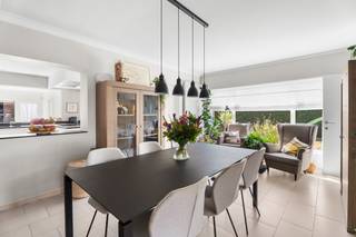 <p>Op zoek naar een woning met ruimte voor het gezin én een eigen plek om te werken of te ontspannen? Deze halfopen bebouwing combineert drie slaapkamers met een veelzijdige indeling, een tuin en een afzonderlijke garage.</p><p>Via de inkomhal bereik je de ruime leefruimte, waar een gezellige zithoek met haard en een volwaardige eetplaats hun plek vinden. De aansluitende keuken biedt voldoende ruimte om samen te koken. Achteraan vormt de extra kamer met toegang tot de tuin een mooie aanvulling: hobbyruimte of thuiswerkplek, naargelang jouw wensen. Een badkamer met ligbad en afzonderlijke douche, een praktische wasplaats en een apart toilet vervolledigen het gelijkvloers.</p><p>Op de eerste verdieping bevinden zich twee slaapkamers, een afzonderlijke dressing en een tweede toilet. De tweede verdieping herbergt de derde slaapkamer: een fijne plek voor wie graag wat meer privacy heeft.</p><p>De tuin nodigt uit om buiten te ontspannen. De afzonderlijke garage biedt plaats voor de wagen of extra bergruimte, terwijl ook de kelder handig is voor voorraad en opslag.</p><p>Met <strong>16 zonnepanelen, airco en EPC-label C (210 kWh/m²/jaar)</strong>, beschikt deze woning over troeven. De beschikbare elektriciteitskeuring is gunstig en het asbestattest vermeldt ‘asbestveilig’.</p><p>De woning zal vrij zijn op 1 mei 2027.</p><p>Spreekt de combinatie van karakter, ruimte en een praktische indeling je aan?</p>