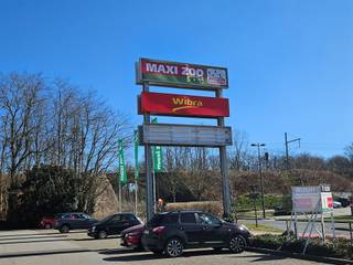 Mooie commerciële oppervlakte, ideaal gelegen langs de Hasseltweg in Genk.Dat is de belangrijkste ligging voor perifere retail rond Genk.Directe buren zijn Maxi Zoo en Wibra. In de nabije omgeving vinden we ook volgende retailers terug: Basic Fit, Epplejeck, Hubo, Beter Bed, Leenbakker, Ava, Jysk, ToolStation, A.S. Adventure, enz....Heb je vragen of interesse in een bezoek? Bel 089 44 12 12 of mail info@lantmeeters.be