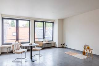 Dit <strong>1-slaapkamerappartement</strong> bevindt zich op de <strong>derde verdieping</strong> van een appartementsgebouw met <strong>lift</strong>, gelegen in een zijstraat van de Stationsstraat.<br /><br />Via de inkomhal betreedt u de lichtrijke <strong>leefruimte met open keukentje</strong>. De compacte indeling zorgt voor een aangenaam en praktisch woongevoel.<br /><br />De <strong>slaapkamer </strong>bevindt zich <strong>aan de achterzijde</strong> van het gebouw en geniet van extra rust. Vanuit de slaapkamer heeft u rechtstreekse toegang tot het <strong>terras</strong>.<br /><br />Verder beschikt het appartement over een badkamer, uitgerust met een douche, lavabo en toilet.<br /><br />Dankzij de <strong>centrale ligging</strong> bevinden winkels, openbaar vervoer en andere voorzieningen zich op wandelafstand.<br /><br />Er is tevens de <strong>mogelijkheid tot het aankopen van een autostaanplaats of garagebox</strong>.<br /><br /><strong>Ideaal als startersappartement of investering!</strong><br /><br /><span><em>De daken van het gebouw werden recent vernieuwd, wat bijdraagt aan een verbeterde energie-efficiëntie. Daarnaast is de lift conform de geldende regelgeving en goedgekeurd volgens de vereiste veiligheidsnormen.</em></span><br /><br />U kan een bezoek aanvragen via 03 502 98 74 of via lena@claves.be.