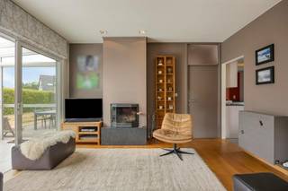 Op zoek naar een verzorgde, lichtrijke gelijkvloerse woning met een uitstekende ligging? Deze aangename woning is gelegen in een rustige woonwijk zonder doorgaand verkeer en combineert comfort, bereikbaarheid en een groene omgeving.<br /><br />De woning ligt op een boogscheut van het Parkbos en op wandel- en fietsafstand van de dorpskern van De Pinte, scholen, het treinstation en dagelijkse voorzieningen. Ook de E40 en E17 zijn vlot bereikbaar. De ligging wordt bevestigd door een Mobiscore van 8,0/10.<br /><br />Een absolute troef is het ruime perceel van 616 m², perfect zuidwestelijk georiënteerd, waardoor u volop kunt genieten van de namiddag- en avondzon.<br /><br />Binnen zorgen de ruime keuken en leefruimte voor een aangename, lichtrijke leefomgeving. De aangrenzende veranda biedt extra leefruimte en vormt een mooie verbinding met de tuin.<br /><br />De woning omvat:<br />• ruime, lichtrijke keuken en living<br />• veranda met zicht op en toegang tot de tuin<br />• 3 slaapkamers (13, 12, 8 m²)<br />• badkamer<br />• garage, momenteel ingericht als opslag-, fietsen- en wasruimte<br />• praktische opbergzolder<br /><br />De woning werd de voorbije jaren verder gemoderniseerd, met 16 zonnepanelen (inclusief groenestroomcertificaten van €350), een zonneboiler en een slimme laadpaal. Daarnaast is er een centraal aircosysteem met 4 blaasmonden, 2 aanzuigmonden en één buitenunit. Airco, centrale verwarming en laadpaal zijn van op afstand bedienbaar.<br /><br />Beschikbaar vanaf juli 2027.<br /><br />De algemene voorwaarden van Dewaele DIY kunt u steeds raadplegen via dewaele.com.<br /><br />Bestuursmaatregelen in het maatregelenregister: nee