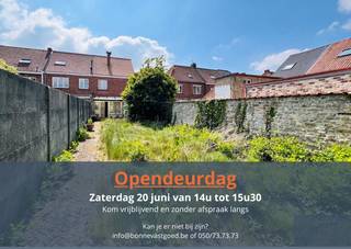 <p>Op zoek naar een woning die je volledig naar eigen smaak kan inrichten? Deze halfopen bebouwing met drie slaapkamers biedt een uitstekende basis voor wie niet bang is om de handen uit de mouwen te steken.</p>
<p>Bij het betreden van de woning kom je in de inkomhal die toegang geeft tot de leefruimte en aansluitend de keuken, met ruime veranda. De woning beschikt over drie volwaardige slaapkamers, ideaal voor gezinnen of wie extra ruimte wenst voor een bureau of hobbykamer.</p>
<p>Buiten geniet je van een aangename tuin waar het heerlijk vertoeven is. Achteraan het perceel bevindt zich een tuinberging, alsook een afgesloten garagebox (te bereiken via de zijstraat), wat zorgt voor extra comfort en parkeermogelijkheid.</p>
<p>De woning is op te frissen en te moderniseren, waardoor je de kans krijgt om ze volledig naar hedendaagse normen en jouw persoonlijke stijl aan te passen.</p>
<p>Troeven:</p>
<ul>
<li>3 slaapkamers</li>
<li>Aangename tuin</li>
<li>Afzonderlijke garagebox achteraan</li>
<li>Veel renovatiepotentieel</li>
<li>Ideaal voor starters of investeerders</li>
</ul>
<p>Ben je op zoek naar een woning met karakter en mogelijkheden? Dan is dit pand zeker een bezoek waard! Contacteer Bonne Vastgoed via 050/73.73.73 of via info@bonnevastgoed.be</p>