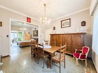 <span><span><strong>1ste bezoekdag donderdag 5 maart! Inschrijven kan via www.nobels.be onder referentienummer 4194154.</strong></span></span><br /><br />CHARMANTE RIJWONING met AUTHENTIEKE ELEMENTEN en GROENE TUIN, gelegen op een RUSTIGE LOCATIE NABIJ HET CENTRUM van Nederbrakel en het recreatiedomein De Rijdtmeersen. Deze woning combineert KARAKTER en RUIMTE met een UITSTEKENDE LIGGING, en biedt TAL VAN MOGELIJKHEDEN voor wie een woning naar eigen smaak wil verder afwerken.<br />Bij het betreden van de woning valt meteen de mooie inkomhal op, waar art-decodetails zorgen voor een warme en authentieke uitstraling. De leefruimte met hoge plafonds sluit harmonieus aan op de lichtrijke eetruimte en keuken, wat zorgt voor een aangenaam en open woongevoel. De badkamer dient nog ingericht te worden, maar kan volledig naar eigen wens geïntegreerd worden. Achteraan bevinden zich een terrasoverkapping en enkele bijgebouwen, ideaal voor uitbreiding van de keuken of het voorzien van extra sanitair. Op de 1ste verdieping beschikt de woning over 2 ruime slaapkamers en een extra kamer, geschikt als bureau of dressing. De zolderverdieping biedt bovendien potentieel voor het creëren van 2 bijkomende slaapkamers.<br />Buitenshuis geniet u van een diepe tuin met open zicht op de achterliggende natuur, een echte troef voor wie rust en groen weet te appreciëren.<br /><br />Beschikbaar bij akte<br /><br />Adres: Kerkhofstraat 31 te Nederbrakel<br /><br />EPC: 652kWh/m², G-score en P-score A Renovatieplicht van toepassing