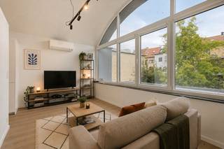 Êtes-vous à la recherche d'une première place branchée, d'un investissement intelligent ou de la base idéale pour étudier avec vos enfants ? Cet appartement prêt à emménager situé au 6 Zwijnaardsesteenweg offre la combinaison parfaite.<br /><br />L'appartement est situé dans une petite résidence dotée d'une belle façade historique datant de 1898. En entrant, vous remarquerez immédiatement la lumière agréable, renforcée par les hauts plafonds qui procurent une sensation d'espace surprenante. La surface habitable de 37 m² a été intelligemment aménagée, l'espace de vie et la cuisine ouverte formant un tout. <br /><br />L'emplacement est un véritable succès : plusieurs campus, la gare Saint-Pierre et le centre-ville animé de Gand sont accessibles à pied ou à vélo. Pour ceux qui aiment le dynamisme de la ville, c'est l'endroit idéal.<br /><br />Il s'agit également d'une opportunité extrêmement intéressante sur le plan financier. Grâce au label EPC favorable C, vous n'avez aucune obligation de rénovation. De plus, il n'y a pas de syndic dans ce petit bâtiment, ce qui permet de minimiser les coûts mensuels. En bref : une unité prête à emménager sans soucis, dotée d'une âme historique et jouissant d'un emplacement de choix. Une opportunité unique pour ceux qui souhaitent acheter intelligemment à Gand.<br /><br />Registre des mesures: non
