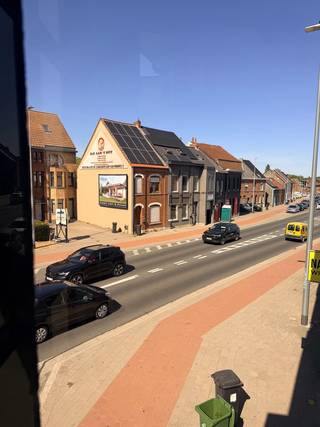 Bent u op zoek naar de perfecte uitvalsbasis voor uw onderneming, gecombineerd met de mogelijkheid om te wonen? Dan vormt dit commerciële pand aan de bruisende Brakelsesteenweg in Ninove een buitengewone kans. Dankzij de strategische ligging langs een drukke invalsweg met enorm veel passage en maximale visibiliteit, geniet uw zaak hier dagelijks van een optimale visuele aanwezigheid. Parkeergelegenheid vlak bij de deur zorgt bovendien voor een uitstekende toegankelijkheid voor zowel klanten als medewerkers.
Met een totale commerciële oppervlakte van 200 m² en een slimme, veelzijdige indeling biedt dit pand talloze mogelijkheden. Of u nu droomt van een ruime winkel, een representatief kantoor, een moderne showroom of een praktijk voor een vrij beroep: de aanwezige infrastructuur, waaronder reeds aanwezige airconditioning, staat garant voor een hedendaags en comfortabel werkklimaat.
Bij het betreden van het pand komt u terecht in een uitnodigende onthaal- en ontmoetingsruimte met een grote, aantrekkelijke etalage die meteen de aandacht trekt. Aansluitend bevindt zich de royale showroom/winkelruimte en een kantoorgedeelte, uitermate geschikt om uw goederen of diensten in de kijker te zetten. Verschillende praktische bergingen en stockage-ruimtes maken het gelijkvloers compleet en zorgen voor een uiterst functionele werkplek.
Boven de commerciële ruimte bevindt zich een volwaardig en zeer ruim TE RENOVEREN woongedeelte. Hier beschikt u over een gezellige leefruimte, een ingerichte keuken en een badkamer. Met maar liefst vier volwaardige slaapkamers is er aan ruimte geen gebrek. Als kers op de taart beschikt het woongedeelte over een aangenaam terras, waar u in alle rust kan ontspannen na een drukke werkdag.
Kortom: eenuitzonderlijk vastgoedaanbod op een absolute toppasage-locatie in Ninove, waar werken, ondernemen en comfortabel wonen naadloos samenkomen.
Interesse? Maak dan een afspraak met het CasaVista Team via 054 41 25 00 of mail naar info@casavista.be en ontdek met vastgoedmakelaar CEDRIC tijdens een plaatsbezoek het enorme potentieel van dit veelzijdige pand.