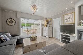 Deze prachtige woning, gelegen in het charmante Temse, biedt een harmonieuze combinatie van comfort en functionaliteit met een bouwjaar van 1997. Met een royale bewoonbare oppervlakte van 207 m² is deze eigendom perfect afgestemd op een verfijnde levensstijl. De goed onderhouden tuin vormt een oase van rust, ideaal voor ontspanning en entertainment in een groene omgeving. Daarnaast beschikt de woning over een ruime garage/ berging en maar liefst vier parkeerplaatsen, wat gemak en voldoende ruimte garandeert voor meerdere voertuigen.<br />De tuin is zeer mooi aangelegd met een prachtige vijver waar je in de lente/zomer heerlijk kan genieten.<br />Binnen biedt de woning drie ruime slaapkamers die flexibiliteit en privacy waarborgen, terwijl de volledig uitgeruste badkamer met hoogwaardige afwerkingen bijdraagt aan het wooncomfort. De doordachte indeling en het tijdloze karakter maken deze woning tot een uitmuntende keuze voor wie op zoek is naar een stijlvolle en functionele woning in een aantrekkelijke omgeving.<br />Contacteer ons snel om deze prachtige woning te bezoeken!