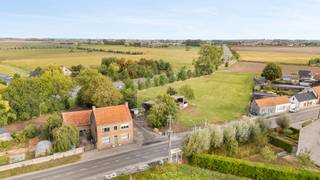 In het rustige en groene Diksmuide (Keiem) bevindt zich deze te renoveren woning met serieus stuk grond op een perceel van 8.000 m². De hoofdwoning (128 m²) wordt aangevuld met bijgebouwen en stallingen.<br /><br />ONTDEK DE VASTGOEDVIDEO VIA DEZE LINK; https://youtube.com/shorts/uBFfgH1rhqc<br /><br />Indeling:<br /><br />Glv:<br /><br />Leefruimte (31,5m²) - eethoek (10,5m²) - wasberging (10,6m²) - oprit (151m²) - omheinde tuin 1 (441,7m²) - buitenberging - tuin achter de woning (970m²) - weide (6164,2m²)<br /><br />verdieping 1:<br /><br />4 slaapkamers (18m² - 13,5m² - 11,8m² - 10,9m²)<br /><br />Verdieping 2:<br /><br />Zolder (41m²)<br /><br />Een ideale eigendom voor wie op zoek is naar een karaktervolle hoeve met mogelijkheden en dit op slechts 20 minuten rijden van de zee, met een vlotte verbinding naar het centrum van Diksmuide.
