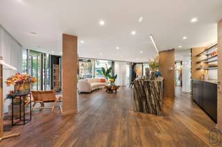 Deze commercieële hoek is TOPgelegen genietend van een maximale visibiliteit. 93m2, grote raampartijen. Leuke volledig ingerichte...