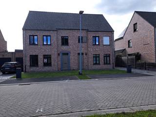 <p>Een goed gelegen en prachtig afgewerkte woning bestaande op het gelijkvloers uit een woonkamer met open, ingerichte keuken, bergplaat/wasplaats, gastentoilet, inpandige garage. Op de eerste verdieping zijn er 3 slaapkamers en 1 badkamer. Op de tweede verdieping is er nog een ruime slaapkamer met eigen badkamer. De Woning is volledig onderkelderd. Er is vloerverwarming en vloerkoeling aanwezig. Achter de woning bevindt zich het terras en tuintje.</p>
