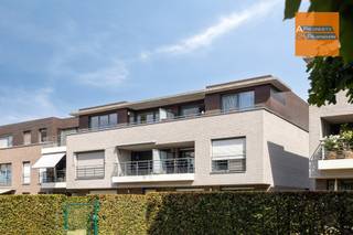 <p><span>Lichtrijk en modern appartement met 2 slaapkamers, terras en kelderruimte op een rustige toplocatie in hartje Leuven.</span></p><p><span>Dit verzorgde appartement bevindt zich in Ooiendonk, een private zijstraat van de Schapenstraat. Dankzij de groene, rustige omgeving geniet je hier van een oase van kalmte, midden in de stad.</span></p><p><span>De indeling omvat een inkomhal met apart gastentoilet, een ruime leefruimte met veel natuurlijk licht, een open en volledig uitgeruste keuken, zit- en eetgedeelte met directe toegang tot het aangename terras. Verder zijn er twee slaapkamers, een praktische wasruimte en een verzorgde badkamer. Het appartement biedt veel lichtinval, mooie zichten en een aangenaam gevoel van rust en privacy.</span></p><p><span>Daarnaast beschikt het over een privatieve kelderberging, een gemeenschappelijke fietsenstalling en is er een ondergrondse staanplaats (verplicht aan te kopen aan €35.000).</span></p><p><span>Aankoop van meerdere staanplaatsen mogelijk. </span></p><p><span>Het appartement maakt deel uit van de kwalitatieve residentie </span><span>"aen't Beghynhove"</span><span>, gunstig gelegen nabij openbaar vervoer, winkels, supermarkten, horecazaken en sportfaciliteiten. Dankzij de goede bereikbaarheid via verschillende invalswegen en de ligging op slechts 10 minuten wandelen van de Grote en Oude Markt, woon je hier in alle comfort én centraal in Leuven.</span></p><p><span> </span></p><p><span>Mis deze kans niet om te genieten van het ultieme stadsleven met alle moderne gemakken binnen handbereik. </span></p><p><span>Neem vandaag nog contact met ons op via 078/48 47 00 of info@ap-p.be</span></p><p><span> </span></p>