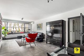 <p><span>Recent gerenoveerd 2 slaapkamer appartement met airco en terras!</span></p><p><span>Dit instapklaar en lichtrijk appartement is voorzien van alle hedendaagse comfort en ligt op de 1</span><span><sup>ste</sup></span><span> verdieping van een gebouw met toplocatie. Winkels, parken, scholen, horeca, sportfaciliteiten, openbaar vervoer en invalswegen zijn steeds vlakbij, evenals het bruisende Antwerpse stadsleven. Ook structureel is dit pareltje een echte topper, u geniet een uitstekend EPC, conforme elektriciteit en het is asbestveilig. Vanuit elke ruimte kijkt u uit op de omringende natuurpracht, uw privacy is dan ook 100% gewaarborgd. Kortom, een garantie op kwalitatief en zorgeloos wonen en/of investeren.</span></p><p><span> </span></p><p><span>Inkomhal, leefruimte &amp; keuken:</span></p><p><span>De hoogwaardige afwerking wordt meteen duidelijk bij het betreden van het appartement via de inkomhal met veiligheidsdeur, ingemaakte vestiaire, tussendeur met gietijzeren look en videofoon. De omvangrijke leefruimte geniet een prachtige natuurlijke lichtinval, kijkt uit op het groen en is voorzien van airco en elektrische sunscreens. De open keuken met berging sluit perfect aan bij de woonkamer en is uitgerust met kwalitatieve "Whirlpool" toestellen (keramisch vuur, dampkap, combi-oven, koelkast, vriezer en vaatwasser).</span></p><p><span> </span></p><p><span>Nachthal, slaapkamers, badkamer &amp; toilet:</span></p><p><span>Een moderne en uitermate praktische waskast werd subtiel geïntegreerd in de nachthal die de leefruimte eveneens afschermt met een trendy tussendeur in gietijzeren look. Beide slaapkamers (8,5 &amp; 15m²) kijken uit op het groen, beschikken over elektrische rolluiken en verzekeren uw goede nachtrust. De riante master-bedroom met airco heeft directe toegang tot het terras. De rustieke badkamer omvat een fantastische inloop-/regendouche met gemarmerde douchewand, een strak wasmeubel met bijhorende spiegelkast en mechanische ventilatie. Een plek met een hoog zen-gehalte waar je volledig tot rust kan komen. Het toilet met handenwasser is apart.</span></p><p><span> </span></p><p><span>Terras, kelder &amp; autostaanplaats:</span></p><p><span>Het charmante, inpandige terras leent zich perfect om volop te genieten van een stevig ontbijt of een zonnige lunch, steeds in een groene omgeving. In de namiddag biedt de buitenruimte dan weer de nodige afkoeling tijdens de hete zomerdagen, ideaal om na een drukke werkdag geheel tot rust te komen, al dan niet met een goed glas in de hand. De kelderberging is inbegrepen. De ondergrondse autostaanplaats is optioneel (€ 15.000). </span></p><p><span> </span></p><p><span>Extra troeven:</span></p><p><span>- Toplocatie</span></p><p><span>- Verhuizen, uitpakken en genieten</span></p><p><span>- EPC B (85m²)</span></p><p><span>- Airco</span></p><p><span>- Elektriciteit conform</span></p><p><span>- Asbestveilig</span></p><p><span>- HR ramen</span></p><p><span>- Hoge afwerkingsgraad</span></p><p><span>- Elektrische rolluiken en sunscreens</span></p><p><span>- Terras</span></p><p><span>- Kelder en autostaanplaats</span></p><p><span> </span></p>