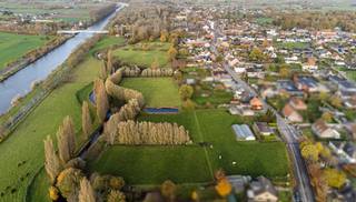 Laatste kans: Moderne villa op toplocatie met adembenemend verzicht! Droomt u van een eigentijdse woning in een groene, landelijke omgeving? Dit exclusieve project omvat nog slechts één moderne woning, volledig op maat afgewerkt naar uw wensen. Gelegen op een ruim perceel van2.457 m², vlak bij het bruisende centrum van Landegem, geniet u hier van absolute rust en een panoramisch uitzicht over de omliggende velden. Bouw op maat, zonder zorgen Samen met onze interieurarchitecten en bouwadviseurs creëren we een woning die perfect aansluit bij uw stijl en levenswijze. Kwaliteit, luxe en verfijning staan centraal in de afwerking. Van ontwerp tot oplevering: wij regelen alles! Huysman Bouw begeleidt u door het hele proces. Ons ervaren team coördineert de volledige bouw, zodat u zorgeloos kunt genieten van uw toekomstige droomwoning. Interesse? Contacteer vandaag nog onze bouwadviseur! Contacteer onze bouwadviseur Ewout om de mogelijkheden te bespreken op 0497 588 888 of via mail naar contact@huysmanbouw.be