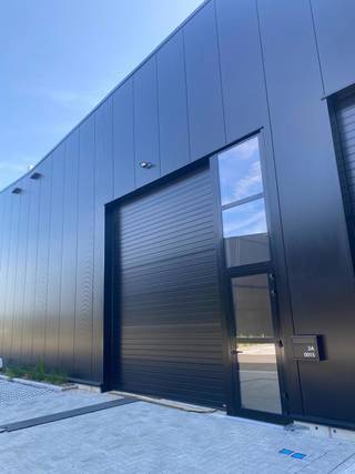 Te Huur : Nieuwbouw magazijn 296m² op de nieuwe ontwikkeling van C-site, de vroegere coca’cola site.Gelegen naast de Hasseltse ring en het...