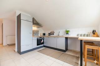 5100 NAMUR, Rue du Capitaine Jomouton, 30 - H.32<br />Au 3ème étage, dans une rue calme à deux pas de la Meuse, cet appartement de ± 94 m² nets offre un cadre de vie paisible et lumineux.<br />Il se compose d'un hall d’entrée et d’un espace de vie avec cuisine ouverte équipée de ± 45 m². La partie nuit comprend un hall de nuit, une buanderie, un wc et une chambre spacieuse de ± 12,5 m² avec accès à la salle de bain. Une cave privative complète ce bien. À moins de 10 minutes du centre de Namur, cet appartement allie confort et proximité dans un cadre verdoyant.<br /><br />**CONDITIONS FINANCIERES**<br />PRIX : 250.000 €<br />LOCATION : VACANT<br />Parking extérieur : 12.500 €<br />Prix de vente sous droits d'enregistrement<br />Frais d'acte de base à charge de l'acquéreur (± 800 € HTVA)<br /><br />** TECHNIQUE**<br />- PEB : C ; 243kwh/m²/an ; code unique: 20250417025405<br />- Chaudière gaz individuelle<br />- Electricité conforme<br />- Charges mensuelles de ± 90€<br /><br />** INFORMATIONS et VISITES**<br />Louis MEERT 0477 57 98 87 ou LMEERT@TREVI.BE