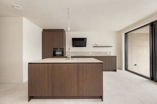 <strong>Nieuwbouwappartement met 2 slaapkamers in hartje Hoogstraten.<br /><br /></strong>Dit moderne nieuwbouwappartement gelegen op de tweede verdieping, bevindt zich in het prachtige project "De Tram", in het hartje van Hoogstraten.<br /><br /><strong>INDELING<br />2DE VERDIEPING<br /></strong><span>Inkomhal met ruimte voor een ingemaakte vestiairekast. Woonkamer met open keuken en keukeneiland met toegang naar het terras.<br />Keuken voorzien van volgende toestellen: inductiekookplaat, afzuigkap, combi-oven, vaatwasser en koelkast.<br />Nachthal met toegang tot toiletruimte met handenwasser, 2 slaapkamers, berging/wasplaats, warmtepomp en aansluiting voor wasmachine en droogkast en badkamer voorzien van een inloopdouche en een dubbele lavabo.<br /></span><span><br /><strong>BUITEN<br /></strong>Zuid-georiënteerd terras<br /><br /><strong>KELDERVERDIEPING<br /></strong>Ondergronds is er een parkeergarage voorzien van autostaanplaatsen, fietsstaanplaatsen en private bergingen. <br /></span><br /><span><strong>BIJZONDERHEDEN</strong></span><br /><span>Vloerverwarming. Warmtepomp. Aluminium schrijnwerk. Dubbele isolerende beglazing. <br />Ventilatiesysteem type-D. Zonnepanelen aanwezig. Lift aanwezig.<br /><br /></span><strong>POSITIEVE ASPECTEN</strong><br /><span>TOP locatie in het hartje van Hoogstraten op wandelafstand van alle voorzieningen (beenhouder, apotheek, horeca, scholen, ...)<br /></span><span>Energiezuinig appartement (EPC label A)</span><br /><span>Ondergrondse kelderberging en autostaanplaats</span><br /><span>Lift aanwezig in het gebouw</span><br /><br /><em>De autostaanplaats en kelderberging zijn apart aan te kopen.</em>