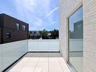 <p>Stijlvol nieuwbouw BEN-appartement, afgewerkt met oog voor comfort en energiezuinig wonen. Het appartement wordt vóór de verhuur nog volledig geschilderd door de eigenaars en is inclusief een ondergrondse autostaanplaats en een ruime private kelderberging van 8 m².</p><p></p><p>Via de inkomhal met apart gastentoilet komt u in de lichtrijke leefruimte met open, volledig uitgeruste keuken. De keuken is voorzien van een inductiekookplaat, combi-oven, vaatwasser en koelkast en biedt samen met de woonkamer toegang tot het aangename terras aan de achterzijde.</p><p>Daarnaast beschikt het appartement over een praktische berging met aansluiting voor een wasmachine.</p><p></p><p>De verwarming gebeurt via een energiezuinige warmtepomp met vloerverwarming, die bovendien ook over een koelfunctie beschikt voor extra comfort tijdens warme dagen.</p><p></p><p>Het appartement telt één slaapkamer met aansluitend een moderne badkamer, uitgerust met inloopdouche en dubbel lavabomeubel.</p><p>Vanuit de slaapkamer is er toegang tot een tweede terras aan de voorzijde van het gebouw.</p><p></p><p>De ligging is bijzonder gunstig met winkels en andere voorzieningen op wandelafstand.</p><p></p><p>Vrij vanaf 1/9/2026</p><p>Huurprijs 820 euro + 75 euro gemeenschappelijke kosten</p><p>Interesse? Tel 03/455.23.70 of via kassandra@ugly.be</p>