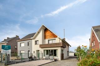 Veelzijdige halfopen bebouwing met ruime werk-/hobbyruimte en groene oase achteraan in Mullem (Oudenaarde)
Op zoek naar een woning met nét dat tikkeltje meer? Deze charmante halfopen bebouwing op de in Mullem combineert comfortabel wonen met bijzonder veel mogelijkheden. Dankzij de ruime garage/magazijnruimte is deze woning ideaal voor een zelfstandige, iemand met een vrij beroep, een hobbyist of wie nood heeft aan extra opslagruimte.
Bij het binnenkomen valt meteen de aangename lichtinval op. De woning beschikt over een ruime keuken met alle nodige voorzieningen, voldoende bergruimte.
Op de eerste verdieping bevinden zich twee volwaardige slaapkamers en een prachtige, moderne badkamer die bijzonder ruim is opgevat. Via een vaste trap bereik je de ingerichte zolderverdieping, waar een mooie master bedroom werd gecreëerd. Een extra troef voor wie graag wat meer privacy of ruimte heeft.
Ook buiten heeft deze woning heel wat te bieden. Het gezellige terras nodigt uit om uitgebreid te tafelen of samen met familie en vrienden te genieten van de buitenlucht. En dan is er nog de verrassende groene troef achteraan...
Achter de ruime garage/magazijnruimte bevindt zich namelijk een mooie tuin met zicht op agrarisch gebied. Een echte oase van rust waar je je even kunt terugtrekken, genieten van het groen en helemaal tot rust komen.
De garage/magazijnruimte biedt bovendien heel wat mogelijkheden: opslag, atelier, hobbyruimte, werkplaats of een praktische ruimte voor een zelfstandige of vrij beroep. De veelzijdigheid van dit pand maakt het dan ook bijzonder interessant voor verschillende doelgroepen.
De woning beschikt bovendien over een gunstig EPC A en gunstige attesten, waardoor je met een gerust gevoel verder kunt.
De ligging is eveneens een troef: vlak bij het centrum van Oudenaarde, met winkels, handelszaken en voorzieningen in de nabije omgeving. Dankzij de vlotte bereikbaarheid zijn ook omliggende gemeenten gemakkelijk bereikbaar.
Een woning met ruimte, licht, mogelijkheden én een heerlijk groen uitzicht.
Benieuwd naar deze verrassend veelzijdige woning? Plan dan zeker een bezoek en ontdek zelf de mogelijkheden!
Exclusief te koop aangeboden via de Oximo online verkoopsprocedure. Voor registratie en aanvaarding van de verkoopsvoorwaarden zie www.oximo.be.