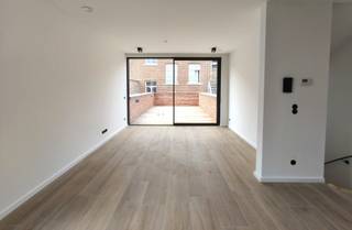 Dit nieuwbouw appartement is uitstekend gelegen in het centrum van Tongeren, tussen de Kloosterstraat en het Museumplein en tussen kwalitatieve geklasseerde gebouwen. <br /><br />INDELING: inkomhal, berging/wasplaats, apart toilet, badkamer met inloopdouche en lavabomeubel, 2 slaapkamers waarvan 1 met dressingruimte. Op het verdiep een mooie woonkamer met open keuken (voorzien van koelkast met diepvries, oven, microgolf en vaatwasser). Super groot dakterras met zicht op de Basiliek.<br /><br />In de kelder een grote, private berging. <br /><br />Extra:<br />x BEN waarden rond 0: zwaar geïsoleerde appartementen met een ZEER laag verbruik<br />x 7 zonnepanelen van 410Wp dus 2870Wp<br />x Verwarming met warmtepomp<br />x Hoogwaardige afwerking<br />x Alle verlichtingsarmaturen zijn inclusief met hoogwaardige Berker schakelaars<br />x Grote kelder/opslagruimte<br />x Lift in het gebouw voorzien<br /><br />De huurprijs bedraagt 1.050 euro per maand + 100 euro per maand energiepremie + 50 euro per maand gemeenschappelijke kosten.<br /><br />Contacteer ons kantoor voor info op het nummer 012 23 00 23 of via mail kimberly@immo-leroi.be
