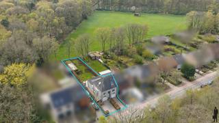 Op unieke locatie, einde doodlopende straat en grenzend aan bos en velden op het Zuidwesten gelegen architecturale woning met unieke...