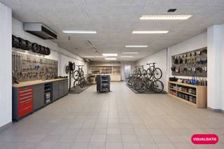 Dit ruime, lichtovergoten handelspand (ca. 246 m²) te huur bevindt zich in een trendy woonbuurt in volle ontwikkeling. De locatie is een echte hotspot voor creativiteit en ligt op een boogscheut van zowel de Gentse stadskern als de natuur van de Gentbrugse Meersen. Dankzij de levendige omgeving, de vele passage en de uitstekende visibiliteit geniet het pand van een sterke commerciële uitstraling.De bereikbaarheid is uitstekend: de bus vanaf station Gent-Dampoort stopt recht voor de deur en parkeren kan gewoon in de straat. Het pand is bijzonder praktisch ingericht met een brede dubbele deur aan de straatzijde. De doorgang loopt door tot achteraan de loods, waardoor verplaatsingen met rollend materiaal vlot en moeiteloos mogelijk zijn. Met zijn karaktervolle uitstraling en grote open ruimte is dit gelijkvloers een ideale match voor een fietsenatelier, wellnessconcept of een hippe buurtwinkel met food-corner.Kortom: een veelzijdige handelsruimte op een bruisende locatie met tal van mogelijkheden voor creatieve en commerciële invullingen!Oppervlakte:Gelijkvloers: ca. 246 m²Specificaties:- Badkamer met douche- Sanitair- Volledig uitgeruste keuken (met o.a. koelkast en oven)- LED-verlichting- Tegelvloer- Aparte meters- Verwarming- Sectionale poort- Kan gemeubeld gehuurd wordenDeze AI-visualisaties zijn bedoeld als inspiratie. Er werd geen rekening gehouden met technische specificaties, stedenbouwkundige voorschriften of de concrete mogelijkheden tot realisatie.
