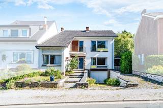 Contact Sabrina 071 15 87 87Située à Jamioulx, dans une zone particulièrement prisée, cette belle maison 3 façades vous offre de beaux volumes et un...
