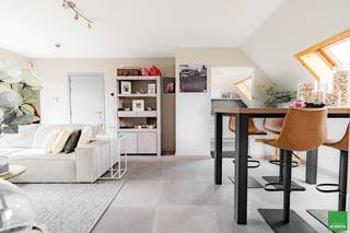 Splendide appartement penthouse avec 2 chambres et grande terrasse orientée plein sud au marché des légumes.<br /><br /><u>Composition:</u><br /><br />Entrée avec vestiaire et toilettes séparées.<br />Séjour avec coin salon et salle à manger.<br />Grande terrasse exposée sud en toute intimité.<br />Cuisine entièrement équipée.<br /><br />Chambre avec lit double avec placards.<br />Salle de bains douche à l'italienne, lavabo et connexion pour lave-linge.<br />Deuxième chambre avec coin bureau et place pour un lit superposé.<br /><br />Local à vélos commun facile dans la résidence.<br /><br />Planifiez dès maintenant votre visite sur place via 050 62 11 20 ou info@agenceschmitz.be.<br /> 