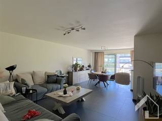 Dit verzorgd appartement is gelegen op de 4de verdieping van een goed onderhouden gebouw met lift en biedt een comfortabele en praktische...