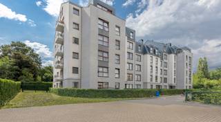 Dit mooi en modern appartement bevindt zich op de eerste verdieping van een recente, goed beheerde en onderhouden residentie.<br />Het appartement heeft een open zicht op een groene omgeving en is gelegen in de onmiddellijke nabijheid van alle faciliteiten, metro, bussen, tram, scholen, handelszaken en een snelle bereikbaarheid naar de ring rond Brussel.<br /><br />Dit appartement met een zeer goede energiescore omvat een inkomhal, een ruime leefruimte met veel lichtinval, een grote keuken dewelke uitgeeft op het terras, een berging aansluitend aan de keuken, 2 ruime slaapkamers, een grote badkamer, een afzonderlijk toilet en een privatieve kelder. Parkeerplaats verplicht bij aan te kopen aan 20.000€. <br /><br />Het appartement biedt u alles om rustig en gezellig te wonen met de geneugten van de stad. Ideaal voor eigen bewoning of als investering met een mooi huurrendement. Momenteel verhuurd sinds maart 2020. Te bezoeken op afspraak!<br />EPC klasse C+, 113kWhEP/m²/an.