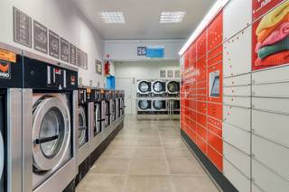 <p><span>Ontdek dit veelzijdig eigendom in het commerciële hart van Antwerpen, ideaal voor wie wonen en werken wil combineren of op zoek is naar een interessante investering.</span></p><p><span> </span></p><p><span>Op het gelijkvloers bevindt zich momenteel een wassalon, gelegen op een zichtbare locatie met veel passage. Perfect voor het verderzetten van de huidige activiteit of voor een andere commerciële invulling (onder voorbehoud van vergunningen).</span></p><p><span>Het woongedeelte heeft een volledig aparte inkom, wat zorgt voor privacy.</span></p><p><span>De woonst bestaat uit:</span></p><p><span>Een ruime en lichtrijke living aan de straatkant</span></p><p><span>Semi-open keuken, volledig uitgerust met alle toestellen om naar hartenlust te koken</span></p><p><span>Badkamer met douche en apart toilet</span></p><p><span>Drie volwaardige slaapkamers</span></p><p><span> </span></p><p><span>Bijzonderheden:</span></p><p><span>EPC Energielabel woongedeelte: B - 200 kwh/(m² jaar)</span></p><p><span>EPC handelspand: F</span></p><p><span>P-score: A</span></p><p><span>G-score: A</span></p>