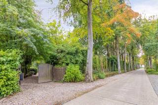In de residentiële wijk 'Loveld' bieden wij deze charmante bungalow te koop aan op een uitzonderlijk royaal perceel van maar liefst 3.180 m². Dit ruim stuk grond biedt  privacy en groen, gecombineerd met een ongeëvenaarde centrale ligging.<br /><br />U woont hier op een boogscheut van het bruisende centrum van Aalter, waar scholen, winkels, horeca en het station vlot bereikbaar zijn. Bovendien geniet u van een uitstekende en snelle verbinding naar de E40 richting Gent en Brugge. Zoekt u een veelzijdige bouwgrond in Aalter of droomt u van een bungalow te koop op een absolute toplocatie? Neem vandaag nog contact met ons op om de diverse mogelijkheden van dit uitzonderlijke vastgoed te ontdekken.<br /><br />De eigendom wordt aangeboden via de Pre-sale formule. Van 14/09/2026 om 09:00 tot 21/09/2026 om 17:00 kan u het huis op afspraak komen bezichtigen en een bod uitbrengen. De vermelde prijs is een instelprijs. Voor meer info, gelieve contact op te nemen met de dossierverantwoordelijke.<br /><br />Dit pand is onderworpen aan de renovatieverplichting van de Vlaamse overheid voor residentiële gebouwen (behoudens bij sloop binnen 5 jaar na de aankoop). Consulteer voor meer informatie de website van het Vlaams Energie- en Klimaatagentschap via https://www.vlaanderen.be/een-woning-kopen/renovatieverplichting-voor-residentiele-gebouwen<br /><br />Bestuursmaatregelen in het maatregelenregister: nee<br /><br />Deze AI-visualisaties zijn bedoeld als inspiratie. Er werd geen rekening gehouden met technische specificaties, stedenbouwkundige voorschriften of de concrete mogelijkheden tot realisatie.