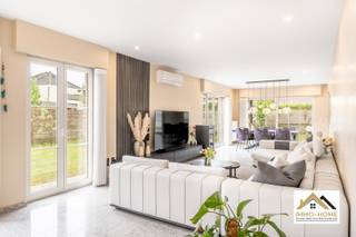 Dit prachtige pand vinden we terug in een heel rustige buurt, aan de buitenrand van Berlare. Je wordt ontvangen in een riante inkomhal, waar...