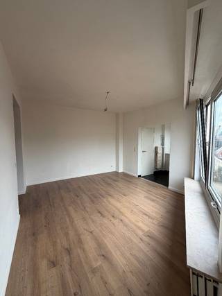 Lichtrijke studio op TOP locatie te Antwerpen.<br /><br />Op 300m van Rooseveltplaats en op 800m van het centraal station.<br /><br />Bij het binnekomen is er een ingewerkte vestiairekast, ideaal om jassen en schoenen netjes uit het zicht op te bergen.<br /><br />De studio beschikt over een ruime, open leefruimte met een warme houtlook laminaatvloer die meteen voor een gezellige uitstraling zorgt.<br /><br />Dankzij de grote, vernieuwde ramen geniet je hier volop van natuurlijk daglicht. <br /><br />De praktisch ingerichte keuken bied mogelijkheden om te moderniseren naar eigen wens. <br /><br />Ook de badkamer is efficiënt ingericht en voorzien van een toilet, lavabo en douche. <br />(pluspunt: vanuit je douche heb je zicht op de Kathedraal.)<br /><br />Een charmante studio op TOP locatie, met veel licht, warme materialen en mogelijkheden (zie AI-foto). <br /><br />