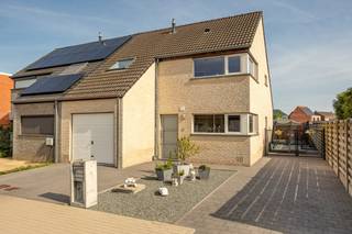 Vosselaar, je wil er wonen... en dan zeker in deze instapklare woning op een perceel van 393 m², rustig gelegen in een doodlopende straat. Epc:...